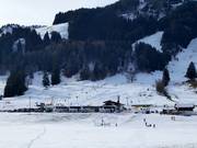 Blick zum Dorf- und Hörnilift mit leichten Pisten