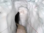 Im Frühling und Sommer: Blick in den Gletscher