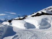 Bei den Ferienhütten wird das Ausmaß der großen Naturschneemengen deutlich. 