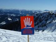 Gefahrenhinweis am Ende des gesicherten Geländes