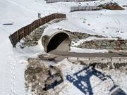 Durch den Tunnel geht es zum Tiefenbachferner im Frühling und Herbst