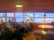 Gemütliches Beisammensitzen in der Skihütte