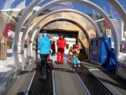 Im Kinderland hilft das Personal am Förderband