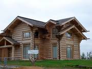 Rustikale Blockhütten werden neben der Skihalle errichtet.