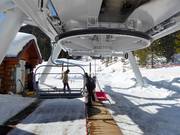 Hilfestellung beim Einstieg an der Sesselbahn