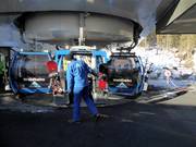 "Helping Hands" beim Einsteigen an der Gondelbahn