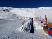 Förderband der Skischule an der Bergstation der Gondelbahn