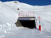 Die leichte Piste führt unter einer mittelschweren Piste hindurch
