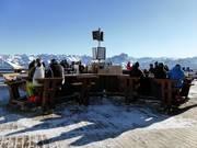 Die Bar auf der Terrasse der Bergstation