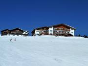 Mit den Ski geht es bis zum Hotel