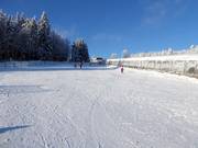 Übungsareal Junior Ski Zirkus mit überdachten Förderbändern