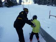 Das Personal hilft beim Einsteigen