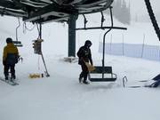 Bei Schneefall wird die Sitzfläche abgekehrt