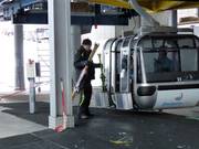 Ski werden bei der Gondel gereicht