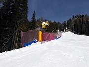 Leistungsfähige Schneekanone an der Talabfahrt nach Pozza di Fassa