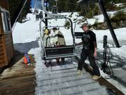 Das Personal hilft immer beim Einsteigen