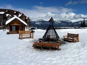 Am offenen Feuer können sich die Kleinen aufwärmen