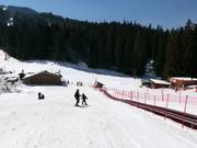 Langes Förderband im Ski center Malina