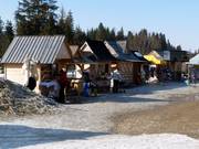 Hütten neben den Parkplätzen