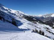 Blick über die Pisten an den Gondelbahnen