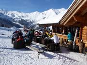 Gemütliches Après-Ski in der Skihütte Oxenalm