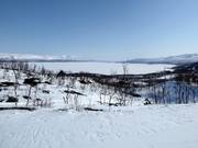 Der untere Teil des Skigebiets mit Blick auf den 70 km langen Torneträsk-See