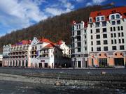 Das Tulipp Inn (links) war das erste Hotel, das in Rosa Khutor eröffnete