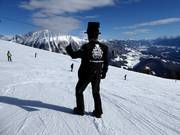 Il Cavaliere - der charmante Pistenbegleiter im Skigebiet