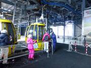 An der Gondelbahn wird beim Einsteigen geholfen