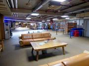 Sitzgelegenheit am Eingang zur Skihalle