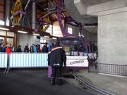 Am Alpin Express zeigt das Personal Präsenz beim Einstieg