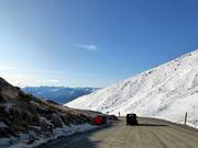 Steile Bergstraße hinauf zum Skigebiet The Remarkables