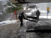 Das Personal reinigt die Sitze bei schlechtem Wetter