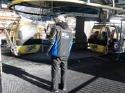 Aufmerksames Personal an der Talstation