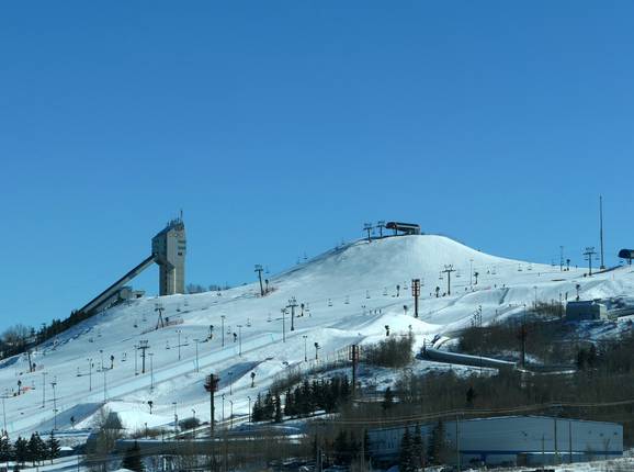 Blick auf den Canada Olympic Park mit Sprungschanze