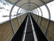 Überdachtes Förderband in La Mongie