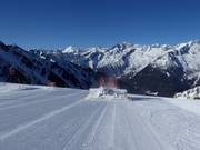 Pistenraupe bei der Arbeit