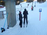 Hilfestellung beim Einstieg am Schlepplift