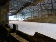 Blick auf die Anfängerpiste vom Eingang in die Skihalle