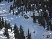 Steile Buckelpiste mit Felsen