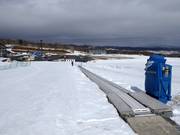 Anfängerpiste mit Förderband an der Talstation der Gondelbahn