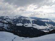 Blick von der Crêt du midi zum Mont Rond, im Hintergrund rechts der Mont Lachat, ganz hinten in der Mitte der Mont Bisanne