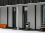 Gepflegter öffentlicher Toilettenbereich