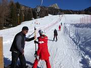 Hilfestellung beim Einstieg am Tellerlift