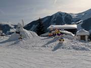 Lustige Figuren im Schnee an der Hochalm