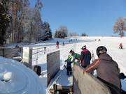 Kindern hilft man gerne beim Einstieg