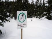 Skifahrer dürfen die Loipen nicht befahren