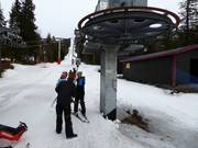 Hilfestellung beim Einstieg am Schlepplift