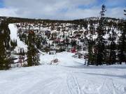 Blick auf die Ferienhäuser an den Pisten