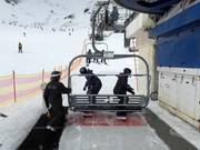 Hilfestellung beim Einstieg an der Sesselbahn